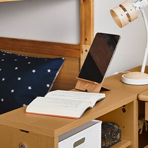 本棚をベッド傍におけば、サイドテーブルがわりに。