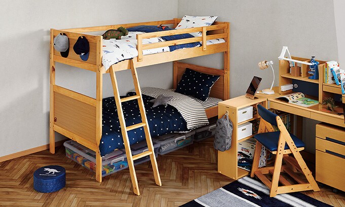 2段ベッドの上段と下段で、仲良くおしゃべりしながら眠りにつくきょうだい。ベッド下には習い事の道具や季節のモノを収納して、スペースを有効活用。こどもが成長したらベッドを分離して、それぞれのお部屋に分けて使えます。