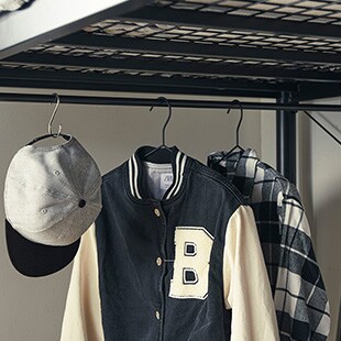 ハンガーラックもあるので、お出かけの服が収納できます。