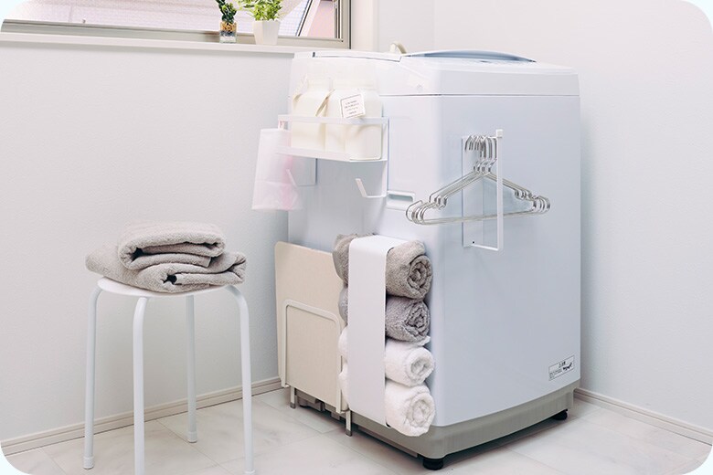 洗濯に使う洗剤や柔軟剤、ハンガーなどが洗濯機にマグネット収納を取り付けたことで一か所にまとめることができました。