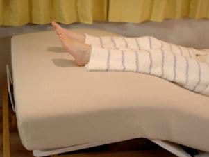 ベッドの足下をあげているイメージ