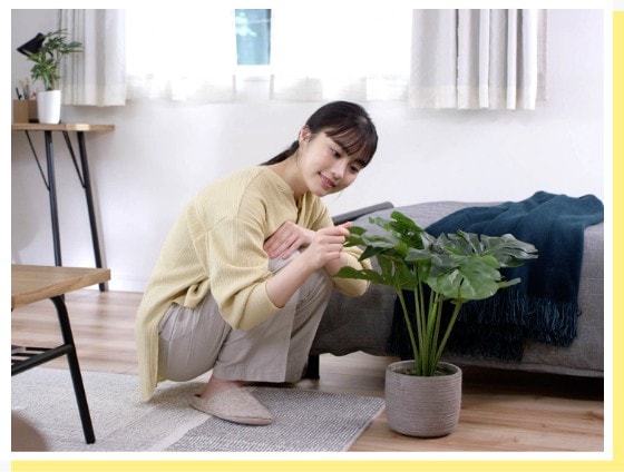 フェイクグリーンを眺める女性