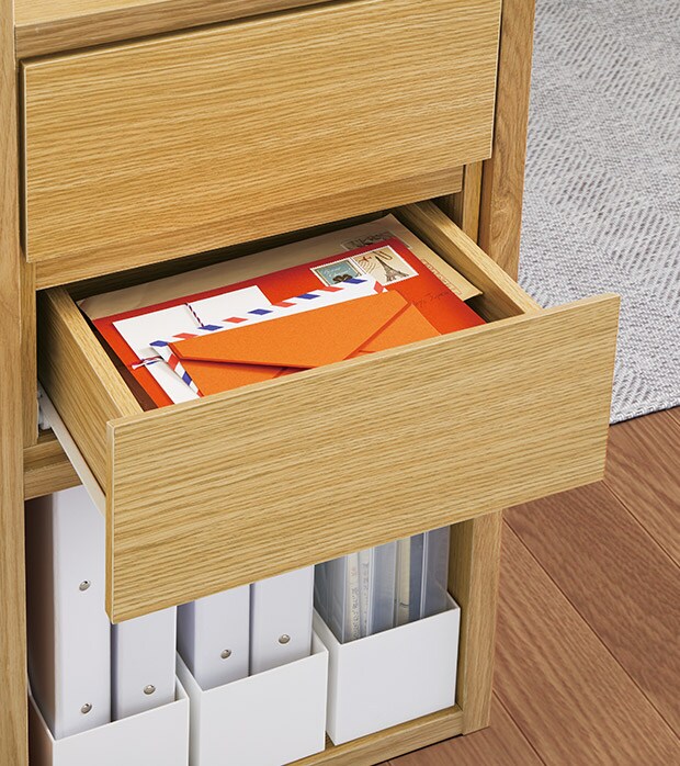 郵便物や領収書、作業途中の書類など見せたくないものは引出し型のボックスに入れて収納しましょう。