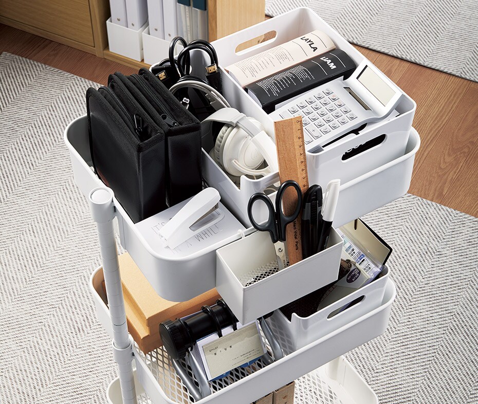 事務用品や充電器などビジネスの必需品は必要な時にすぐ動かせるキャスター付きのワゴンへ。高さを変えられるので、サイズの大きなものは下段へ、パソコンの電源コードなどこまごましたものは上段へ収納するなど収納物に合わせて調整ができます。
