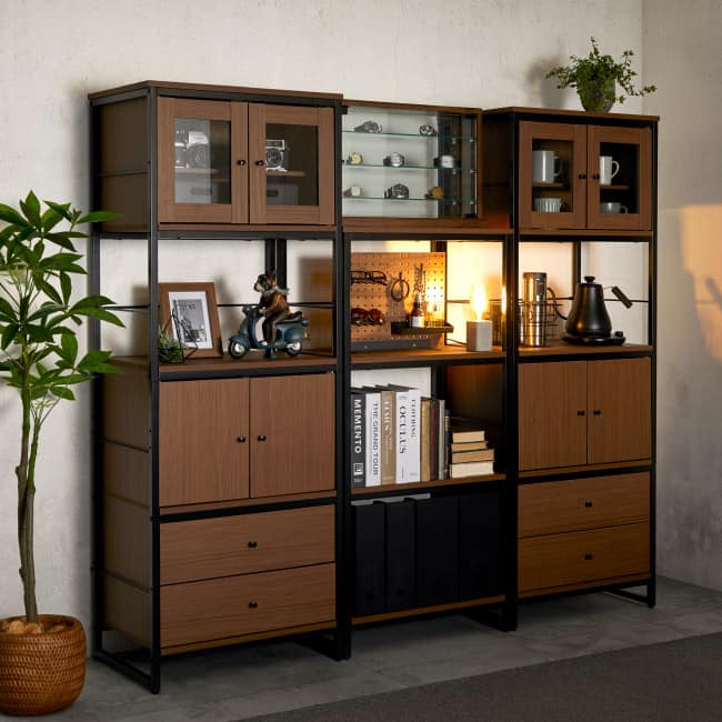 コレクションや仕事のものはスッキリとひとまとめに収納。 Living room 02