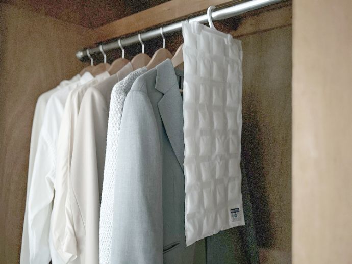 消臭除湿シートをクローゼットにかけるイメージ