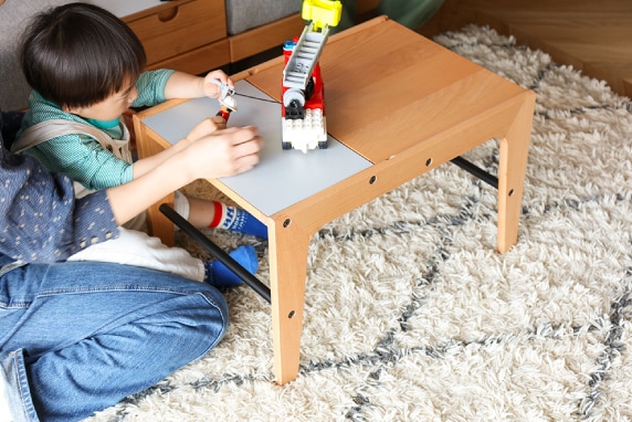 2wayテーブルを横にしておもちゃで遊ぶ息子さん