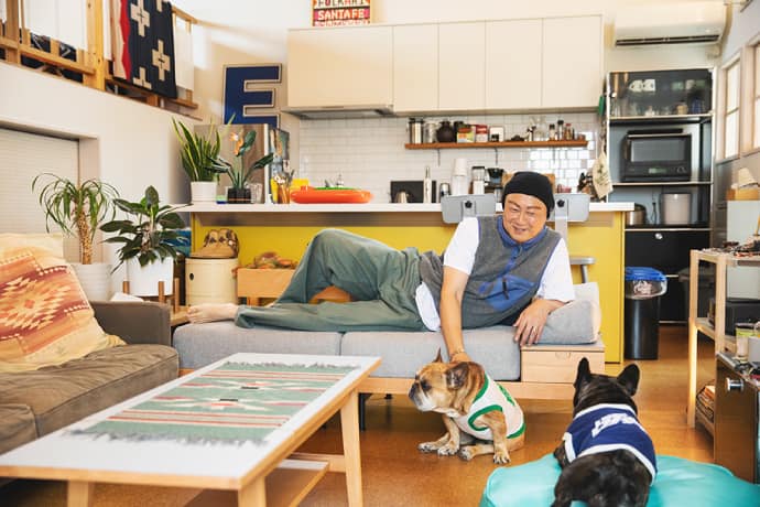2匹の愛犬とくつろぐ遠藤さん