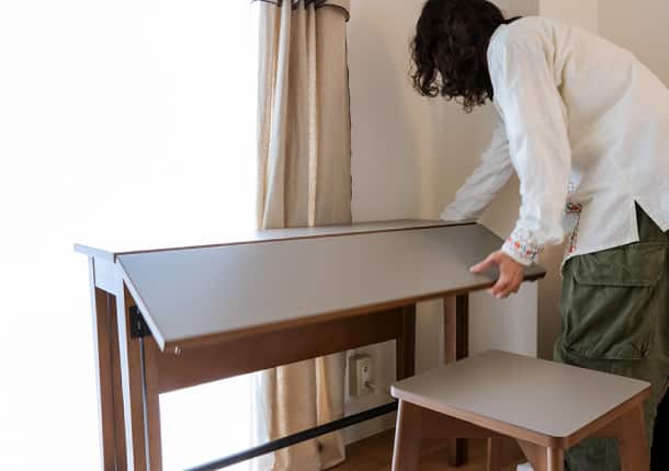 たたんでいる時は27.5cm×100cmの天板を広げると52cm×100cmに。