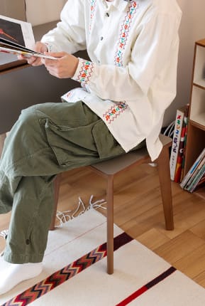 スタッキングスツールに腰掛ける猪原さん