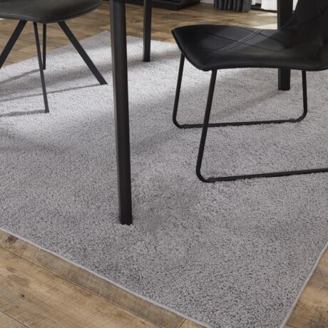 モノトーンインテリアをお部屋になじませるグレーラグ