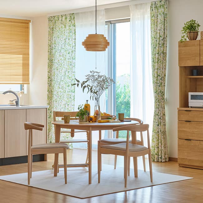 丸みのある家具や汚れに強い素材で安心。 Dining room 01