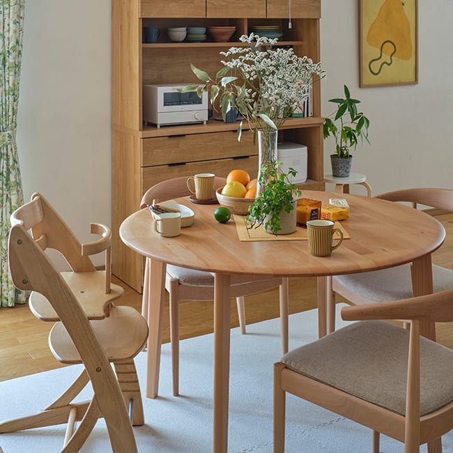 丸みのある家具や汚れに強い素材で安心。 Dining room 02
