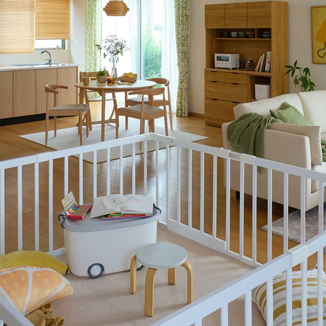 丸みのある家具や汚れに強い素材で安心。 Living room 03