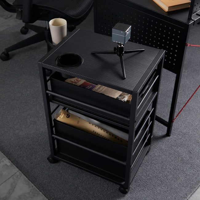 コレクションや仕事のものはスッキリとひとまとめに収納。 Living room 03