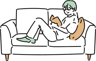 ソファのひじにもたれて読書