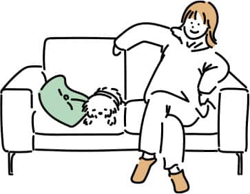 ソファに身体を預けてくつろぐ