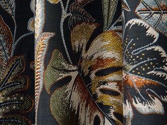 様々な織り方を組み合わせ、時間を掛けて丁寧に重厚感のある柄を織り上げる