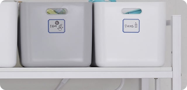 たまにしか使わない学校のものやオフシーズンのものは、ラベリングしたボックスに入れてデスク上のシェルフに。
