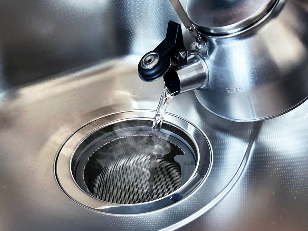 排水口のニオイの原因である雑菌は熱に弱く、熱湯をかけることで除菌効果があります