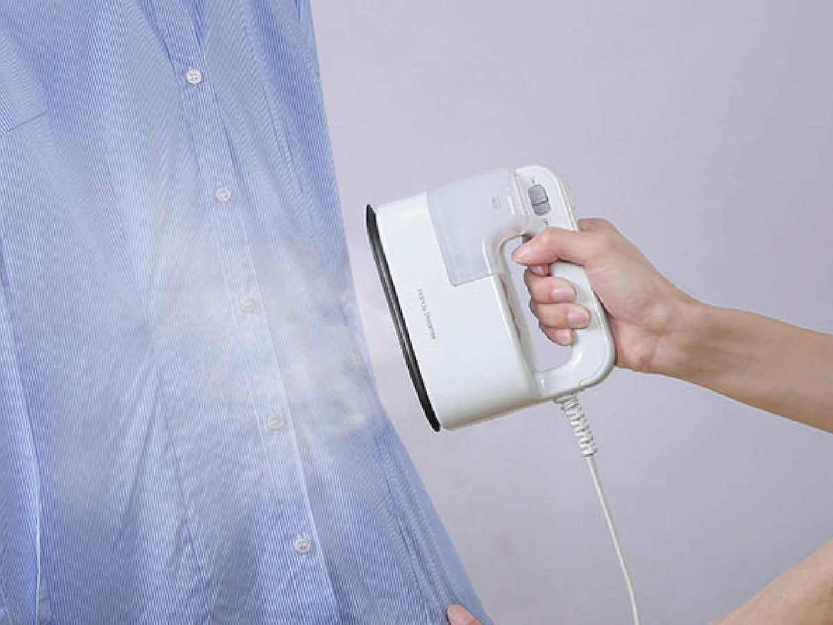 繊維のシワを伸ばすことができる衣類スチームアイロンですが、実はニオイ取りにも効果的です