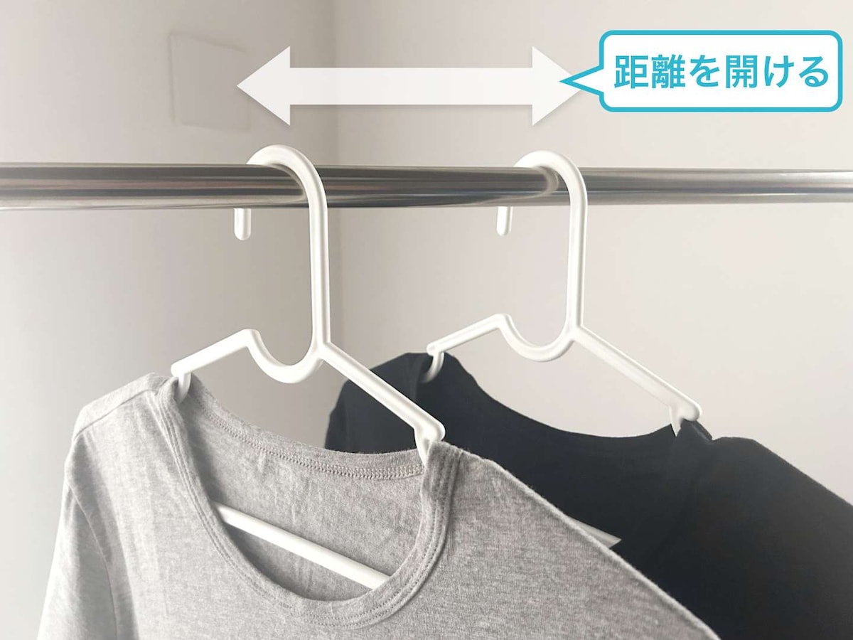 部屋干しでなるべく早く乾かすには、洗濯物同士をくっつけすぎないのがポイント