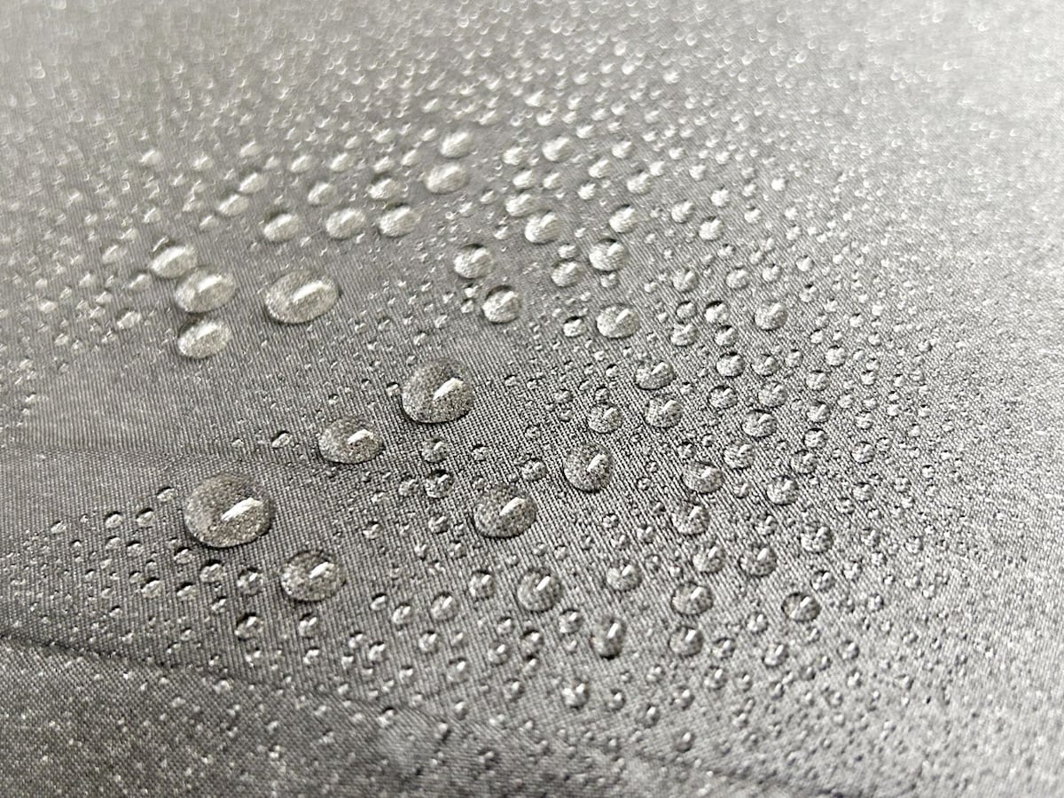 傘は「超撥水」の生地になっており、傘を振るだけで付着した水滴がしっかり落とせる