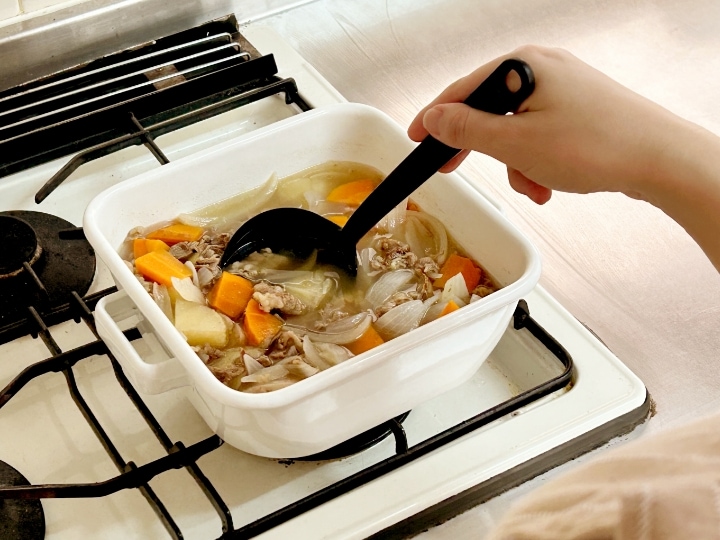 ホーロー鍋は煮る・茹でる・和える・揚げるの機能に加えて、保存にも便利なアイテム