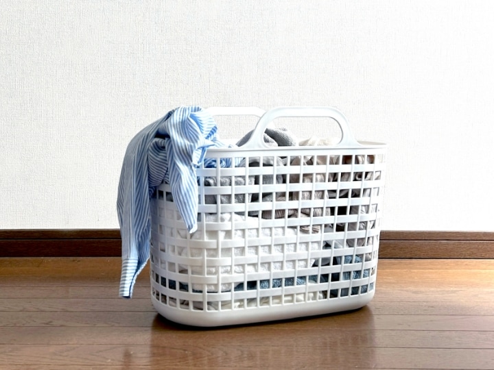 時短のテクニックとして、脱衣時にそのまま仕分けてカゴに入れるというルールをつくれば、仕分けの時間を大幅に減らすことができます