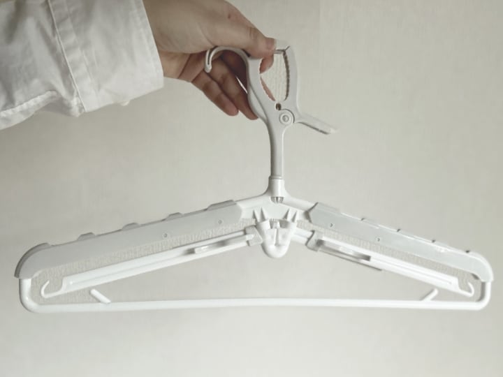 乾きにくい服といえば、パーカー。フードの部分はそのまま干すと布同士が重なり乾きにくいですよね