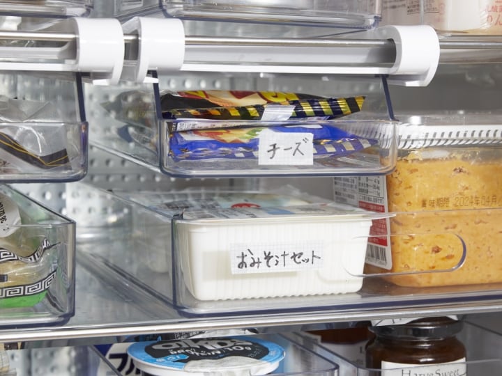 トレーごとに何を収納するかのラベルを貼っておけば、買い物後の収納もしやすくなります