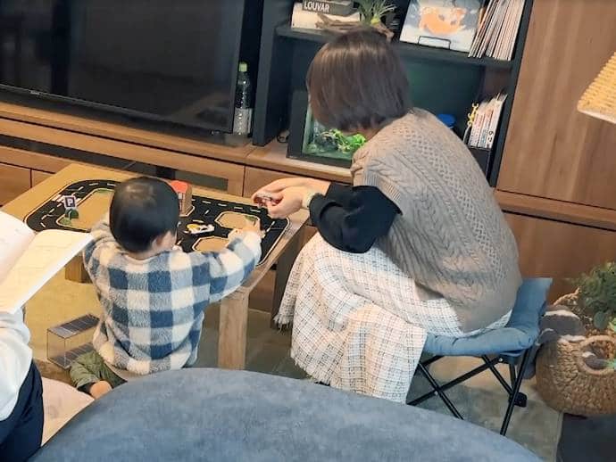 リビングのテーブルでは、子供と遊んだりするので小さな椅子を持ってきて一緒に遊んでいます。