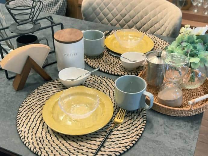 黄色のお皿はニトリの「Living in Comfort」というシリーズで 、くすんだトーンが可愛いなと思って買いました。 黄色のお皿はすごく元気が出ると思っていて、朝に使うことが多いですね。