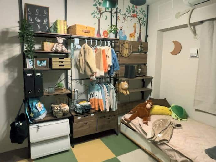 子供部屋では突っぱって固定する「Nポルダ」という壁面収納を使っています。