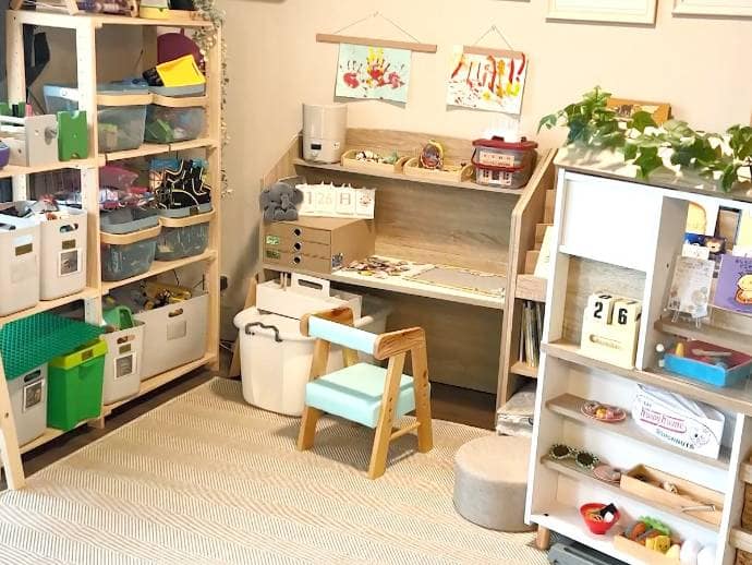 リビングの奥は子供の遊び場になっています。休日などはここで子供と一緒に絵本を読んだり、まったりとした時間を過ごしています。