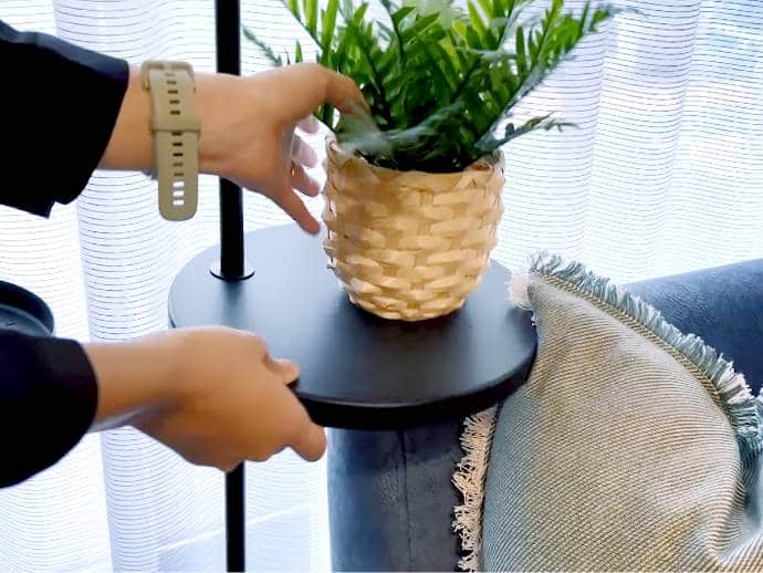 ランプについているテーブルは向きが変えることができるので、昼間は植物を置いたり、夜はメガネを置いたりしています。 