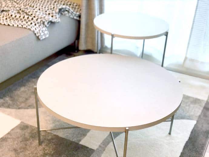 このセンターテーブルは2個セットの商品なのですが、高さ・色が違っています。ソファに座っている時は奥の高いテーブルの高さが合って、ラグに座る時は手前の低いテーブルの高さがちょうど合います。