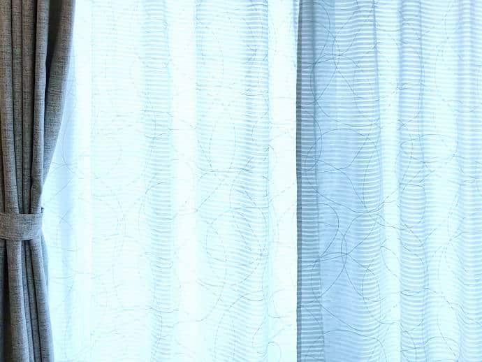シンプルな部屋にしたいと思って、無地のものを見に行ったのですが、柄が入ったレースカーテンが組み合わされていて試しに買ってみたところ、部屋の印象がかわって良い雰囲気になっていると思います。