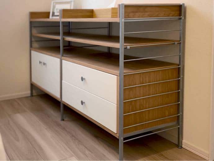 ミドルボードは生活感が出ないよう、収納力がある大きめのタイプを選びました。部屋は違いますがリビングのローボードと同じシリーズを選びコーディネートのつながりを意識しました。