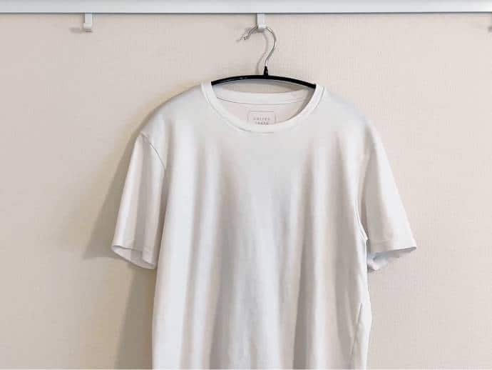 私のおすすめはこちらのアーチ型ハンガーです。私は服が好きでTシャツをたくさん持っていますが、このハンガーは薄くて収納場所をとりません。