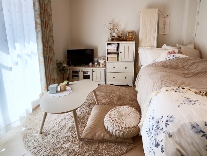 お部屋は1K6帖とコンパクトですが、窓が大きく自然光がたくさん入るところ、床や壁が白色で全体的に明るく見えるところが気に入っています。
