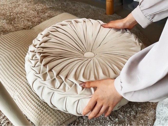 「癒し」がお部屋のテーマなので、丸みのあるものを置きたいと思い、このクッションを選びました。