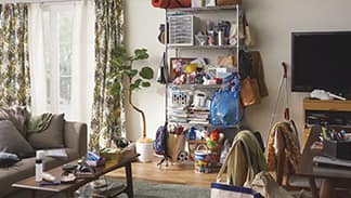 机の上には化粧品や文房具が散乱…。