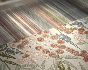 約2倍の時間をかけて織り方を組み合わせ重厚感のある柄を織り上げる