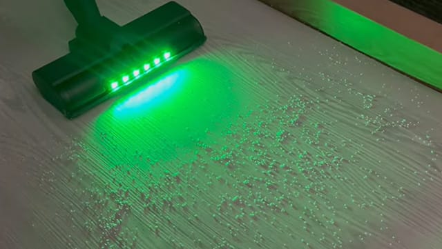 広範囲をLEDライトで照らすから、微細なごみを見逃しにくい