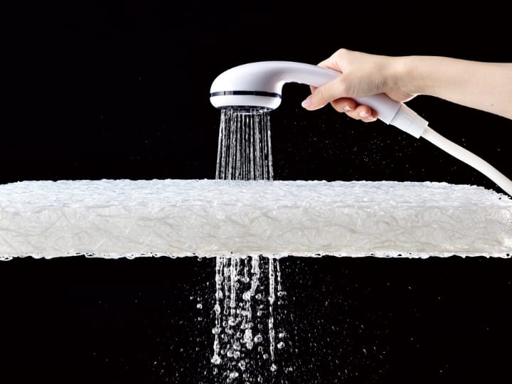 通気性の良い敷布団を水蒸気が抜けていくイメージ