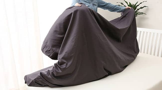 裏返してカバーを均等にひろげる