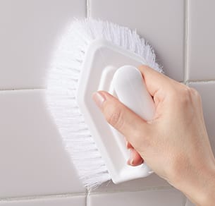 ゴムの力で汚れを落とすバスブラシ