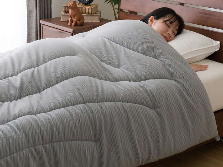 カバーなしで使用でき、カバーとふとんを別々で洗濯する手間が減ってお手入れしやすい掛け布団