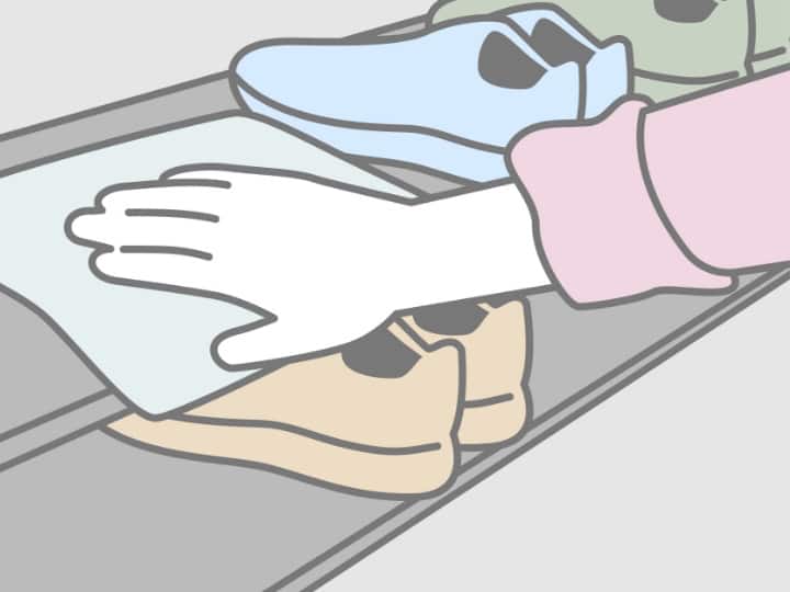 下駄箱にほこりが溜まると菌の温床になり、ニオイの原因になるため、こまめな掃除をするのがポイント